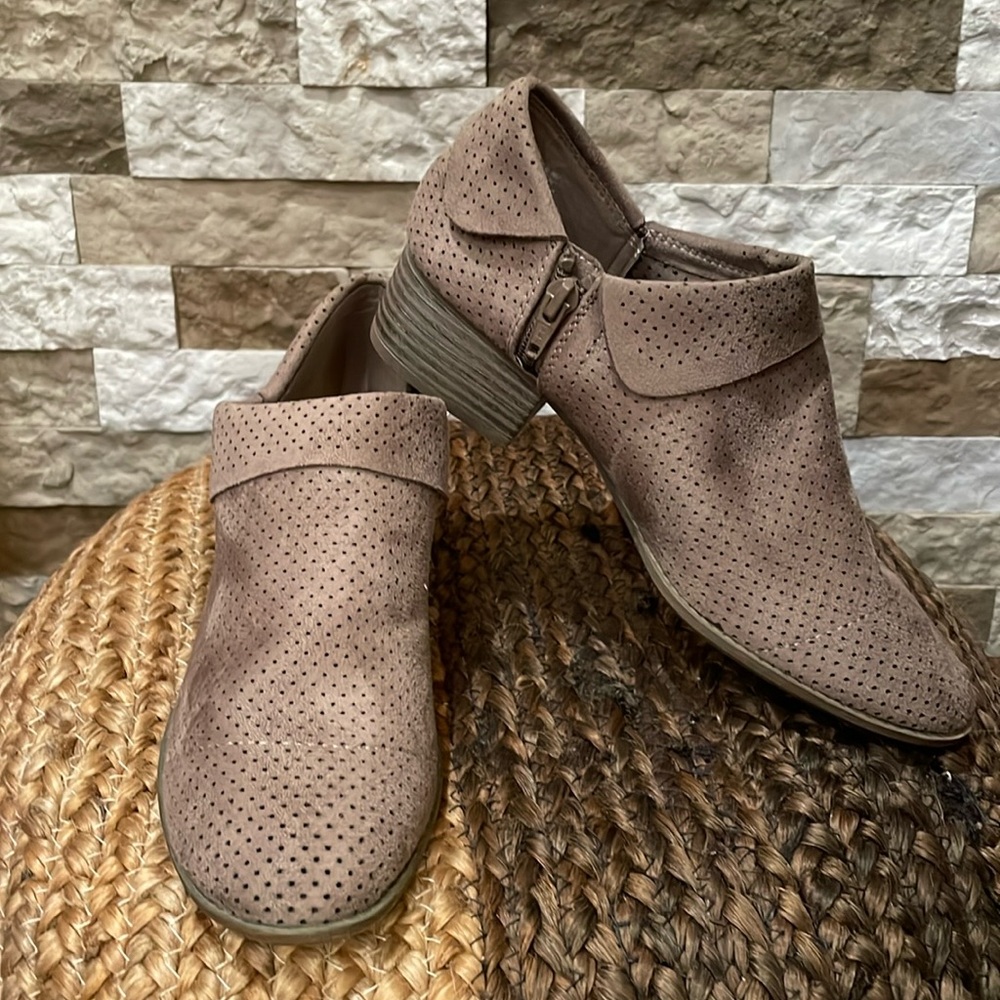 SO Brand Women’s Tan Short Ankle Boots Sz. 6 1/2